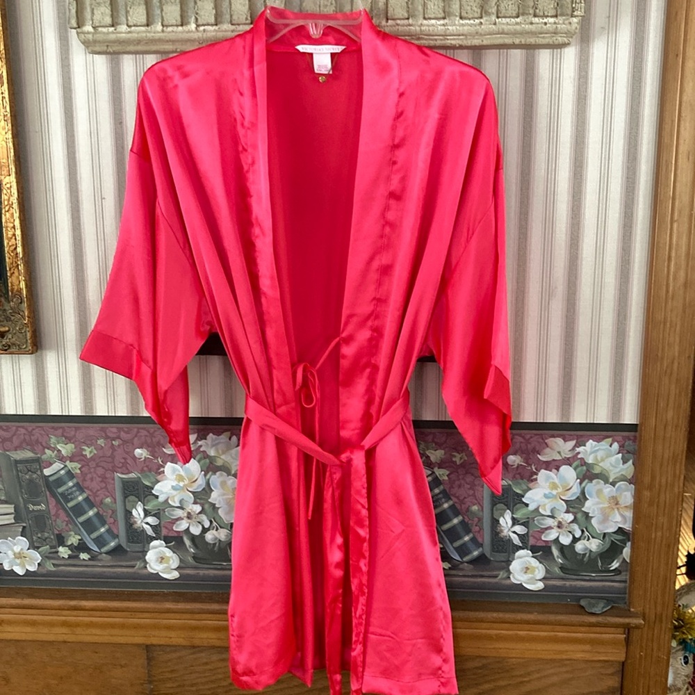 ROBE , Victoria Secret short kimono style satin with pockets and sash tie.